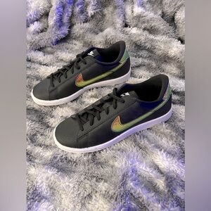 297: Nike Womens Tennis Classic Prm (844940 001) Size 7